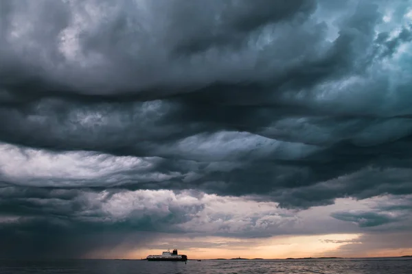 Um navio de carga debaixo de nuvens tempestuosas — Fotografia de Stock