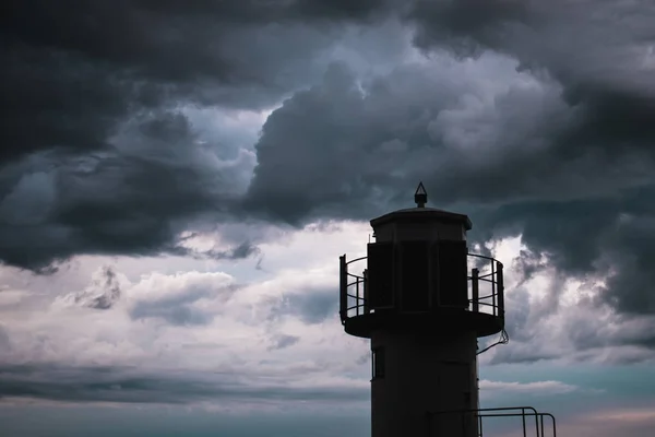 Un faro frente a nubes tormentosas — Foto de Stock