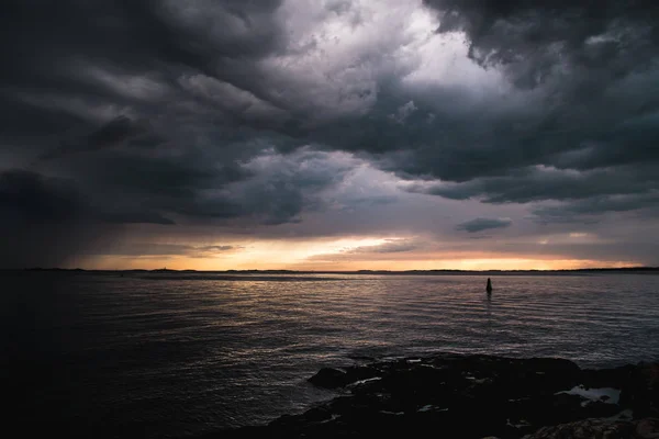 Nuvens tempestuosas junto ao oceano — Fotografia de Stock