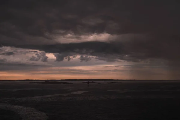 Nubes tormentosas junto al océano — Foto de Stock