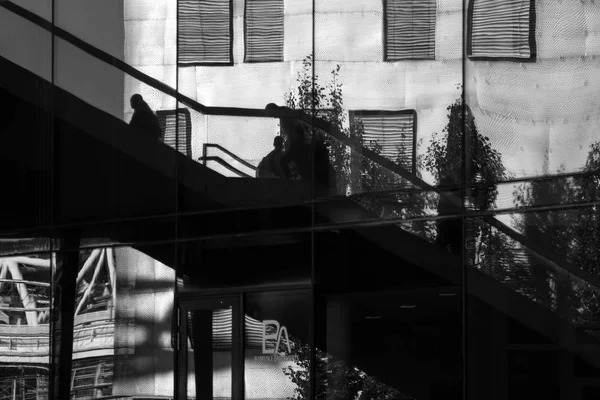 Reflexion von Menschen, die Treppen rauf und runter gehen — Stockfoto