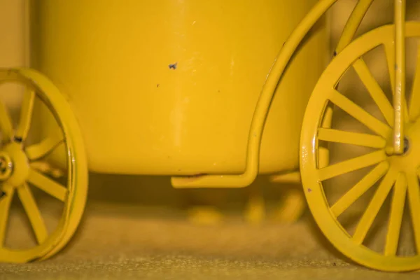 Ένας κίτρινος τροχός μπροστά από ένα κίτρινο φόντο — Φωτογραφία Αρχείου
