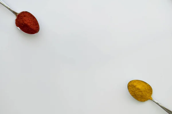 Verschillende kleurrijke specerijen gerangschikt op lepels — Stockfoto
