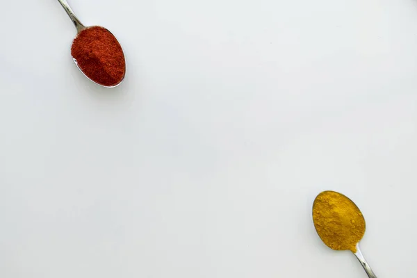 Várias especiarias coloridas dispostas em colheres — Fotografia de Stock
