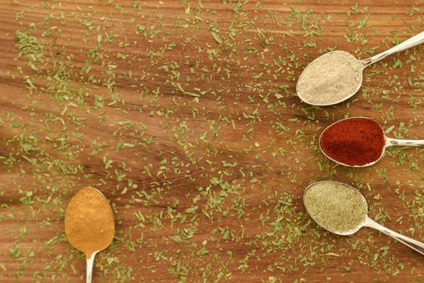 Különböző színes fűszerek elrendezett kanalak — Stock Fotó