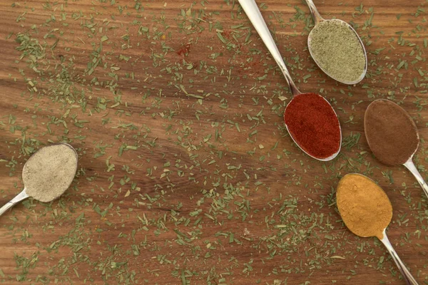 Diverse condimente colorate aranjate pe linguri — Fotografie, imagine de stoc