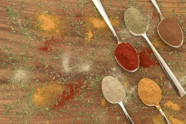 Varias especias coloridas dispuestas en cucharas — Foto de Stock