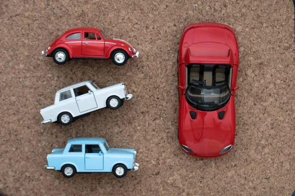 Επίπεδη διάταξη των αυτοκινήτων παιχνιδιών σε διάφορα χρώματα — Φωτογραφία Αρχείου