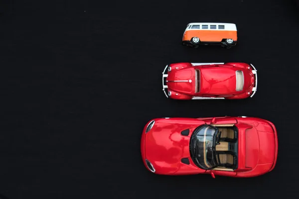 Colocación plana de coches de juguete en varios colores — Foto de Stock