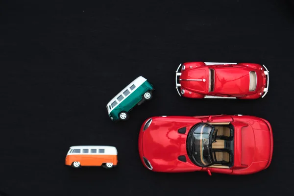 다양 한 색상의 장난감 자동차의 플랫 레이 — 스톡 사진