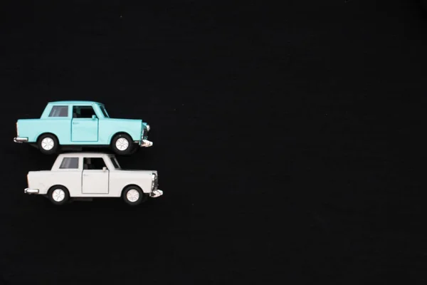 Colocación plana de un coche de juguete blanco y azul — Foto de Stock