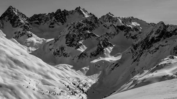 Hermosas cimas de montañas durante el invierno Imágenes de stock libres de derechos