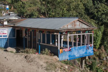 Annapurna pisti boyunca dua eden Budist bayraklı basit çay evi, Nepal