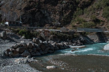 Marshyangdi nehri kıyısındaki dağ köyü Tal Annapurna pisti, Nepal