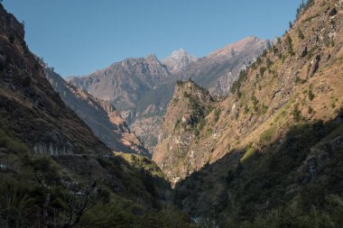 Marshyangdi nehri kıyısındaki dağlar Annapunra pisti boyunca uzanan vadi, Himalaya, Nepal, Asya