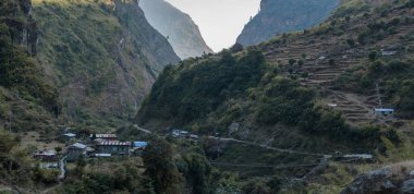 Marshyangdi nehri, Annapurna pisti, Himalaya, Nepal, Asya üzerinde pirinç tarlaları olan Nepal dağ köyünün panoraması.