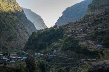 Marshyangdi nehri, Annapurna pisti, Himalaya, Nepal, Asya üzerinde pirinç tarlaları olan Nepal dağ köyü.
