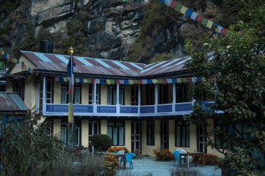 Dharapani 'de bayraklı renkli çay evi, Marshyangdi nehir vadisi vadisi geçidi, Annapurna pisti, Himalaya, Nepal, Asya