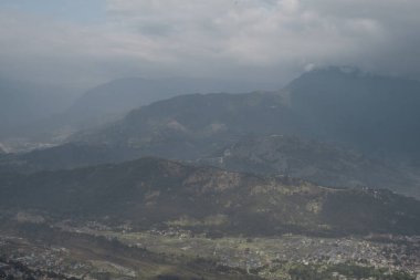 Pokhara şehri ve yakındaki dağlara bakın, Sarangkot tepesinden Nepal, Aralık 2019