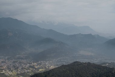 Pokhara şehri ve yakındaki dağlara bakın, Sarangkot tepesinden Nepal, Aralık 2019