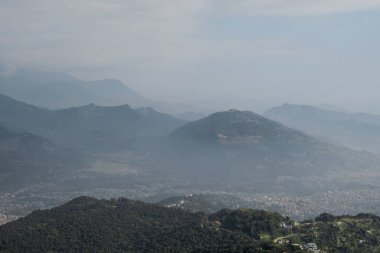 Pokhara şehri ve yakındaki dağlara bakın, Sarangkot tepesinden Nepal, Aralık 2019
