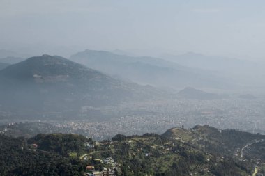 Pokhara şehri ve yakındaki dağlara bakın, Sarangkot tepesinden Nepal, Aralık 2019