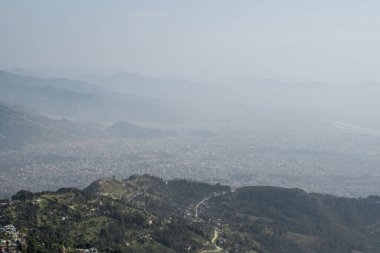 Pokhara şehri ve yakındaki dağlara bakın, Sarangkot tepesinden Nepal, Aralık 2019