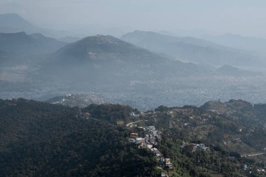 Pokhara şehri ve yakındaki dağlara bakın, Sarangkot tepesinden Nepal, Aralık 2019