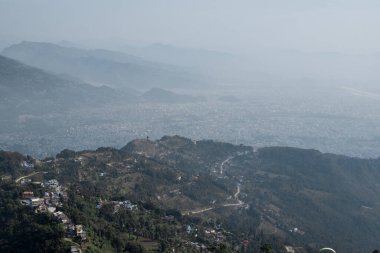 Pokhara şehri ve yakındaki dağlara bakın, Sarangkot tepesinden Nepal, Aralık 2019