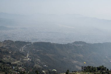 Pokhara şehri ve yakındaki dağlara bakın, Sarangkot tepesinden Nepal, Aralık 2019