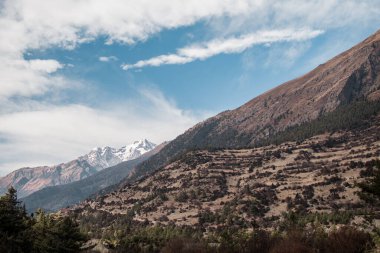 Yukarı Pisang dağ köyündeki dağlar, Annapurna pistinde yürüyüş, Nepal, Asya