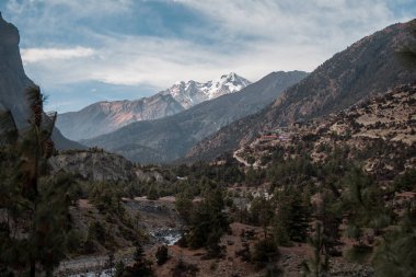 Yukarı Pisang dağ köyündeki dağlar, Annapurna pistinde yürüyüş, Nepal, Asya