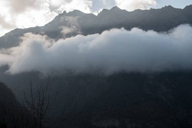 Yukarı Pisang 'ı çevreleyen dağlar, Marshyangdi nehri üzerinde, Annapurna pisti, Nepal