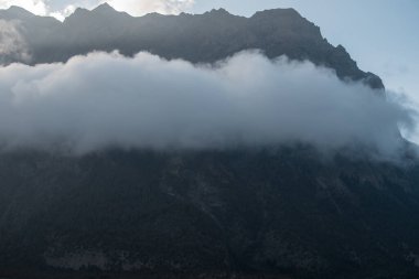 Yukarı Pisang 'ı çevreleyen dağlar Marshyangdi Nehri, Annapurna Pisti, Nepal