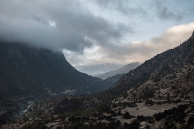 Yukarı Pisang 'ı çevreleyen dağlar, Marshyangdi nehri üzerinde, Annapurna pisti, Nepal