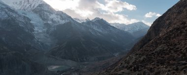 Manang köyü üzerindeki dağ buzulu panoraması, Annapurna pisti, Himalaya, Nepal