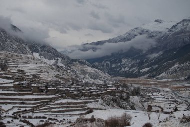 Marshyangdi nehri kıyısındaki Ledar dağ köyü, Annapurna pisti, Himalaya, Nepal