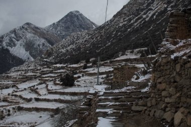Ledar köyündeki karlı himalaya dağları, Annapurna pisti, Nepal, Asya