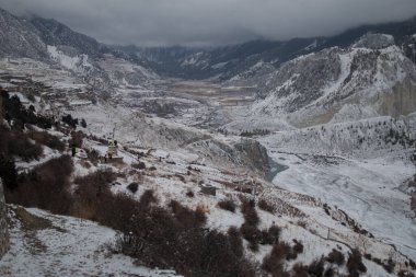 Marshyangdi nehri kıyısındaki Ledar dağ köyü, Annapurna pisti, Himalaya, Nepal
