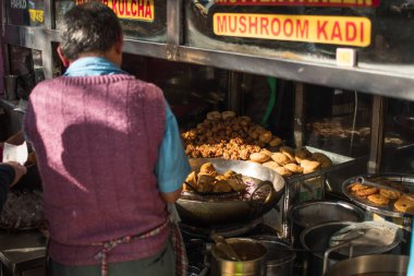 Geleneksel kızarmış sokak yemekleri pişiren yaşlı nepalli adam, Pokhara Aralık 2019