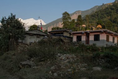 Gün batımında küçük Nepal dağ köyü, Annapurna turu, Nepal