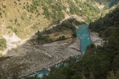 Güzel Marshyangdi nehri Nepal 'deki Annapurna pistinde Himalaya dağlarından akıyor.
