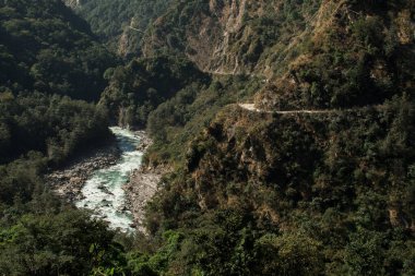 Güzel Marshyangdi nehri Nepal 'deki Annapurna pistinde Himalaya dağlarından akıyor.