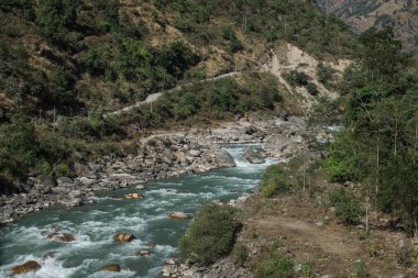 Güzel Marshyangdi nehri Nepal 'deki Annapurna pistinde Himalaya dağlarından akıyor.