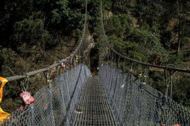 Nepal 'deki Annapurna turu sırasında basit bir asma köprü geçişi