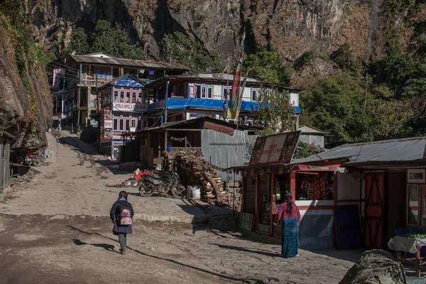 Genç bir kız küçük bir dağ köyüne giriyor, Annapurna pisti, Nepal