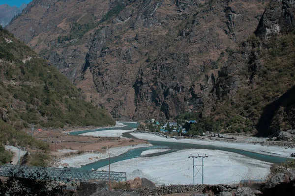 Marshyangdi nehri kıyısındaki dağ köyü Tal Annapurna pisti, Nepal