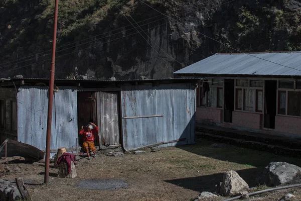 Mulher Nepalesa Sentada Descansando Sua Casa Tal Longo Circuito Caminhada — Fotografia de Stock