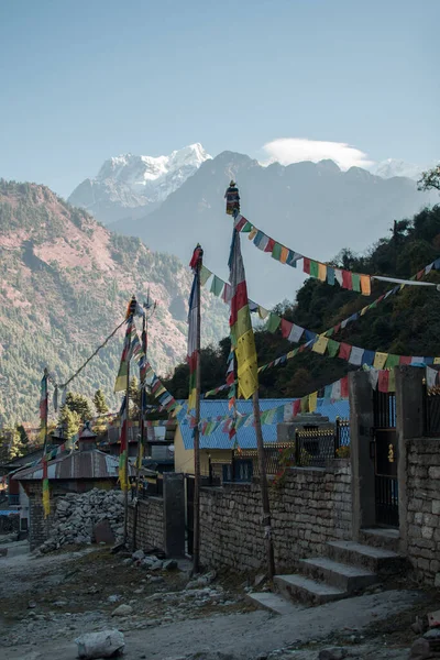 尼泊尔喜马拉雅Annapurna环路沿线的荨麻山上的佛教祈祷旗 — 图库照片