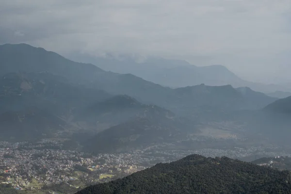 Pokhara şehri ve yakındaki dağlara bakın, Sarangkot tepesinden Nepal, Aralık 2019
